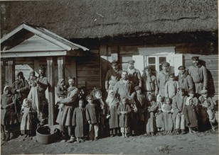 Stanislovas Kazimieras Kosakovskis (1837-1905). Vaitkūnų kaimo valstiečiai. Vaitkūnų k., Vilkmergės apskr. (dabar - Ukmergės r. sav.), 1902 m. Nacionalinis M. K. Čiurlionio dailės muziejus
