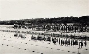 Kauno miesto plaukimo pirmenybių atidarymas Nemuno saloje. 1935. Fotografijos fragmentas. Lietuvos sporto muziejus